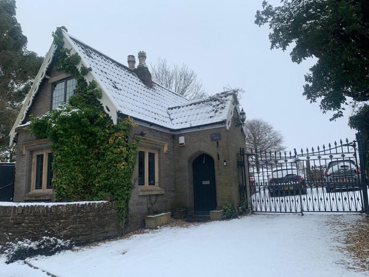 2 Bedroom Cosy Cottage With Hot Tub In Hambrook Close To Bristol City Centre Extérieur photo