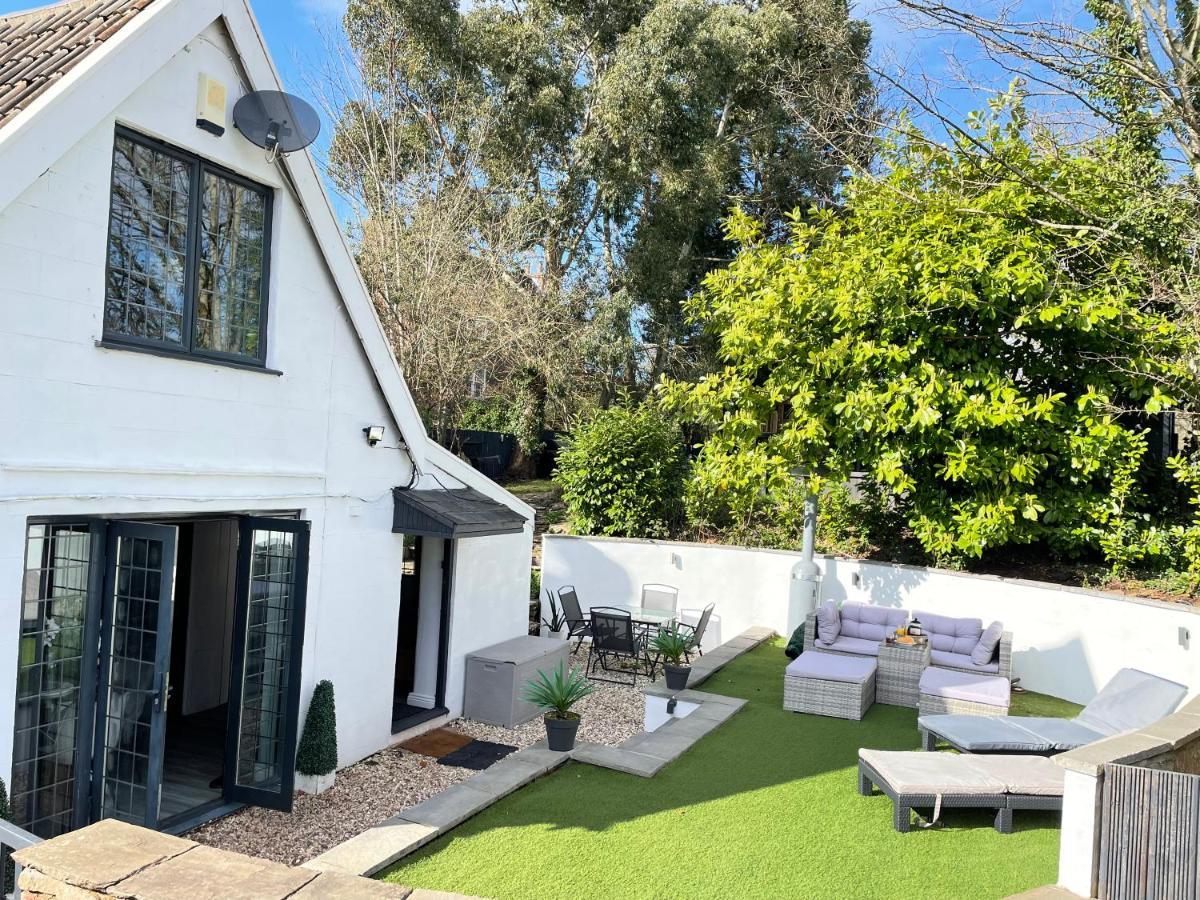 2 Bedroom Cosy Cottage With Hot Tub In Hambrook Close To Bristol City Centre Extérieur photo
