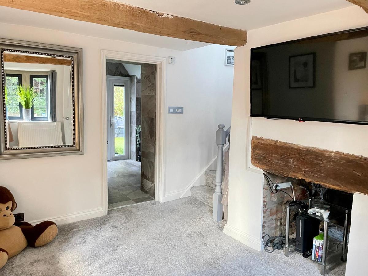 2 Bedroom Cosy Cottage With Hot Tub In Hambrook Close To Bristol City Centre Extérieur photo