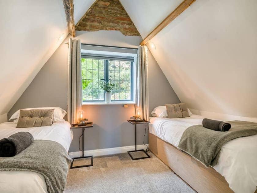 2 Bedroom Cosy Cottage With Hot Tub In Hambrook Close To Bristol City Centre Extérieur photo