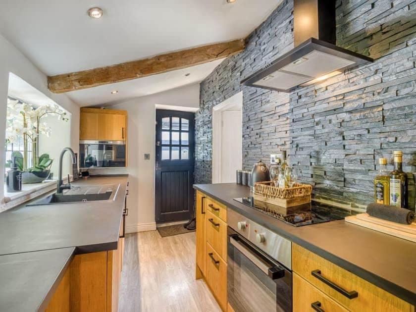 2 Bedroom Cosy Cottage With Hot Tub In Hambrook Close To Bristol City Centre Extérieur photo