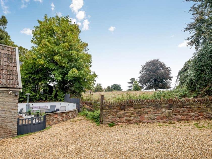 2 Bedroom Cosy Cottage With Hot Tub In Hambrook Close To Bristol City Centre Extérieur photo